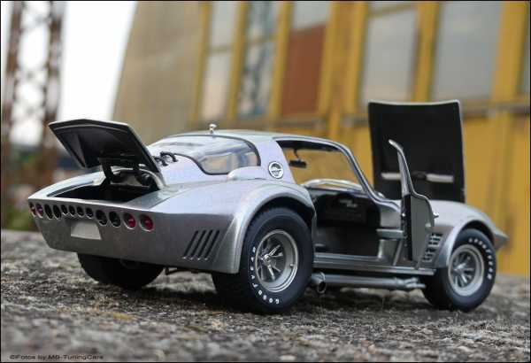 1:18 Chevrolet Corvette Stingray Coupe Standox Imola Ice by Exoto